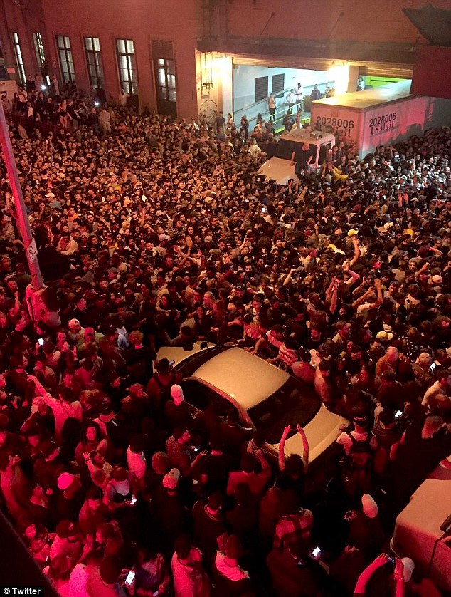 34F6D96100000578-3628329-Chaotic_scenes_There_was_pushing_and_shoving_as_fans_pushed_to_t-a-24_1465253013942