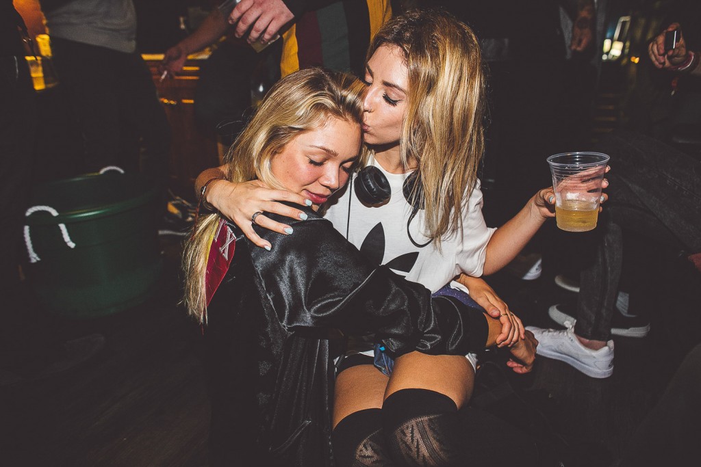alison-at-her-first-show-in-la-with-good-friend-jessie-andrews-in-april-2015