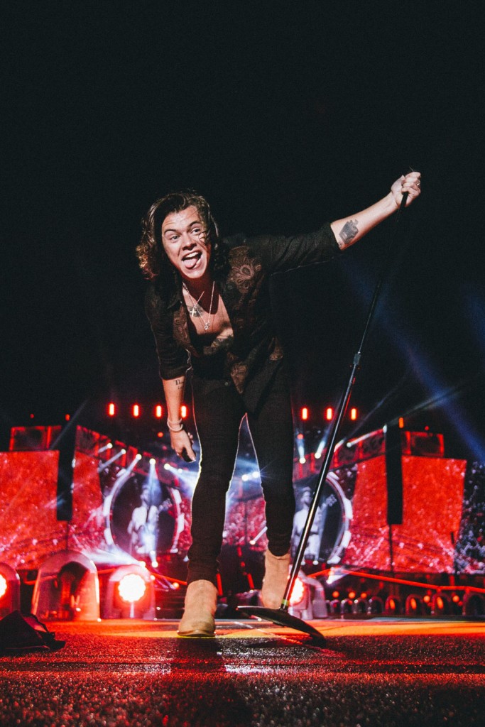 harry-styles-showing-off