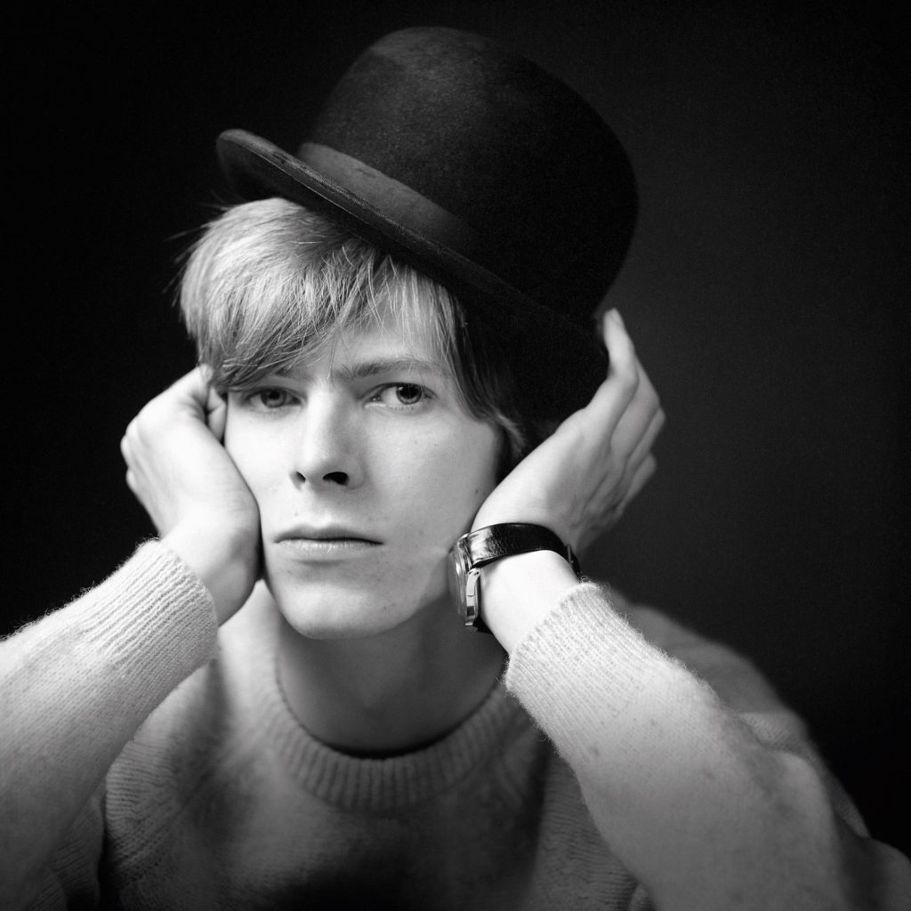 photographing-david-bowie-at-age-20-body-image-1501612253