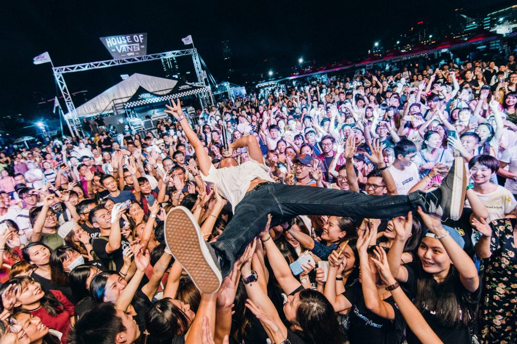 HOV_Crowdsurf