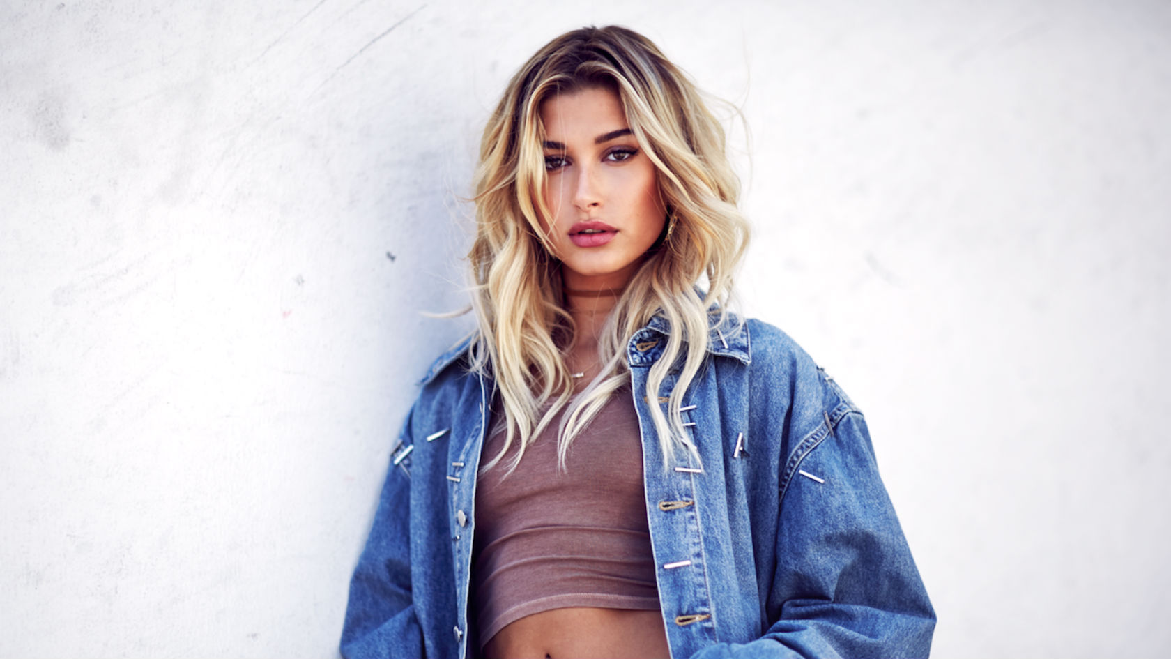 Step Inside Hailey Baldwins Apartment In Her Sultry New